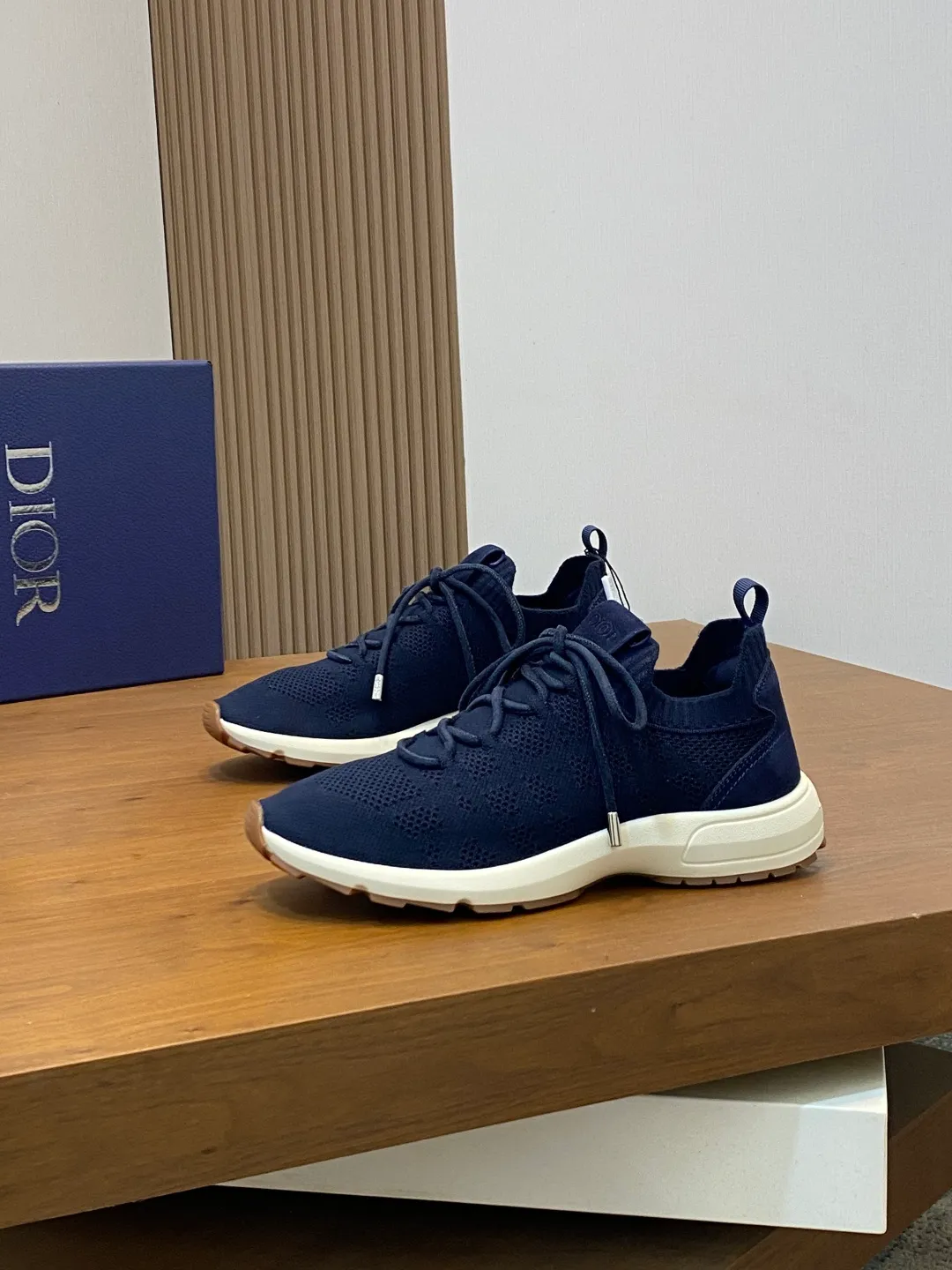 Factory price: 438💰Dior’s latest men’s fashion sneakers. This item draws inspiration from retro jogging shoes. Featuring a thick, low-top design, it features a mesh fabric upper and an ultra-light rubber foam sole. The side is decorated with an embossed "Di~r" logo. Code number: 39-44 (order 38, 45, 46)